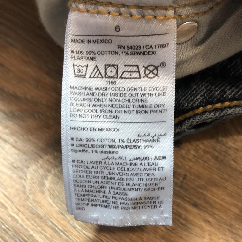 Old Navy Extra High-Rise Sky-Hi Wide Leg Jeans - Picture 9 of 17